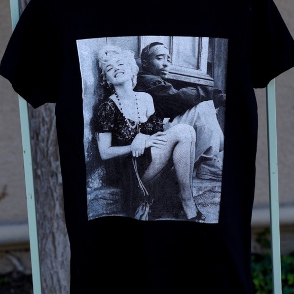 QUALITY TUPAC AND MARILYN MONROE BLACK GRAPHIC TSHIRT - Picture 1 of 2